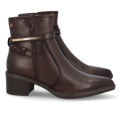Botas castanhas de cano curto em pele com salto médio