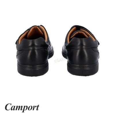 Par de sapatos pretos de couro vistos de trás