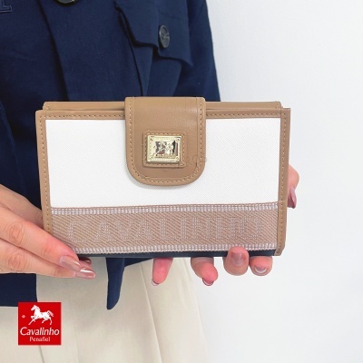 Carteira Cavalinho bege e castanha com placa dourada, em fundo branco.