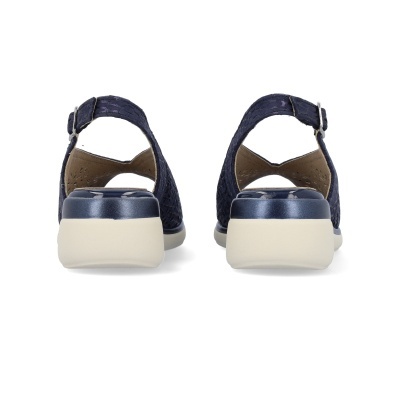 Sandálias azuis com salto baixo e sola branca com alça ajustável