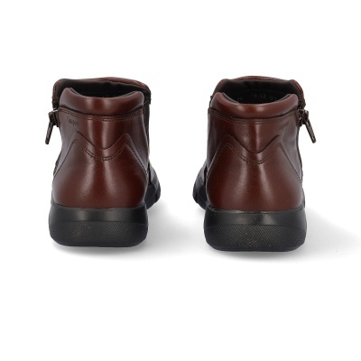 Botas castanhas em pele com sola preta vista pela traseira