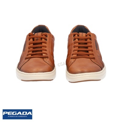 Sapatilhas de pele castanha com atacadores castanhos e sola branca