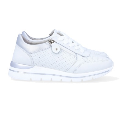 Tênis desportivo branco com detalhes em prata e fecho metálico lateral