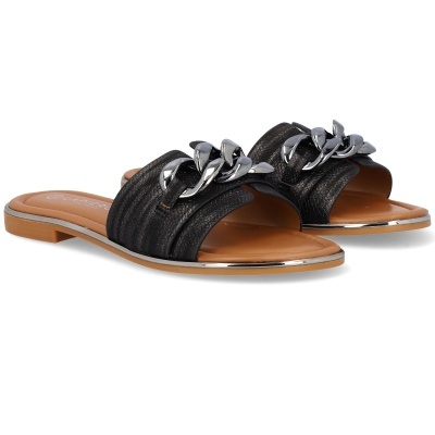 Sandálias rasas pretas com corrente metálica prateada