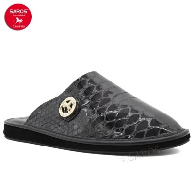 Chinelo mule preto com padrão de pele de crocodilo e detalhe dourado circular