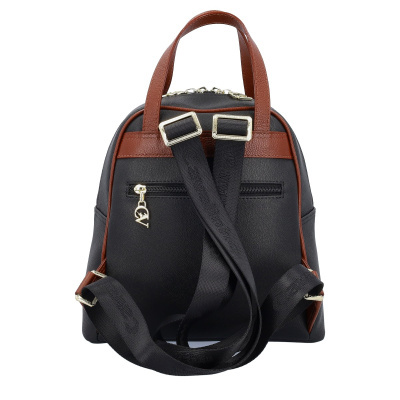 mochila preta com detalhes castanhos e alças pretas ajustáveis