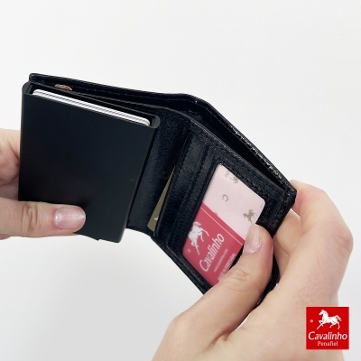 Carteira preta em pele com cartão Cavalinho