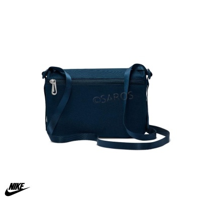 Bolsa de ombro Nike azul escura com fecho de correr em fundo branco