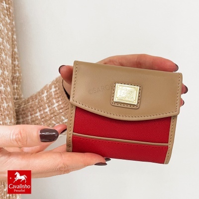 Carteira Cavalinho vermelha e camel com placa metálica dourada.