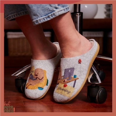Chinelos de quarto cinza claro com ilustrações de pessoas em casa e escritório