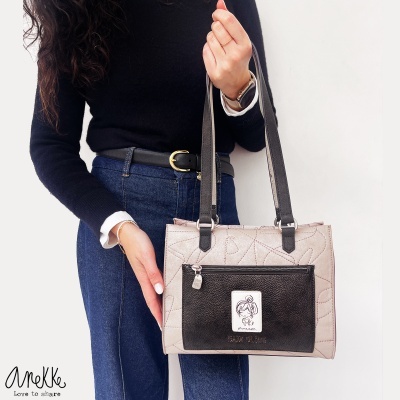 Mala bege e preta com bolso frontal e alças pretas