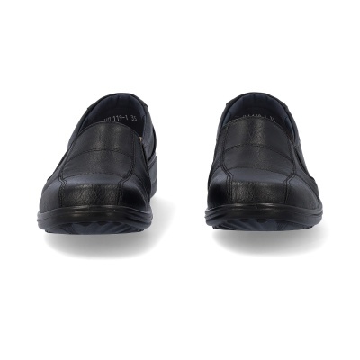 Sapatos pretos masculinos de couro em fundo branco