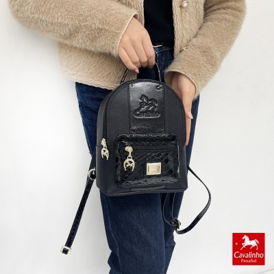 Mochila preta Cavalinho com bolso frontal texturizado e puxadores dourados