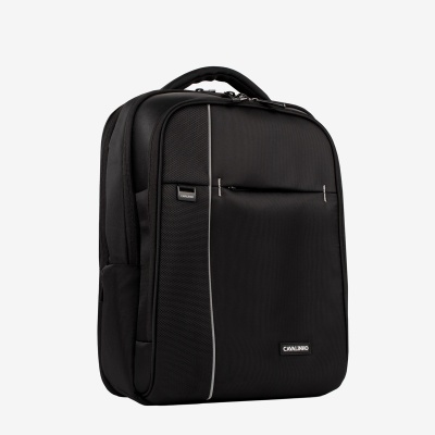 Mochila preta texturizada com etiquetas CAVALINHO e fundo branco