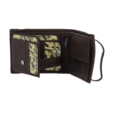 Carteira de couro castanha aberta com cartões camuflados CREDIT CARD visíveis.