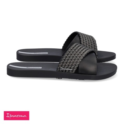 Chinelos slide pretos Ipanema com tiras entrelaçadas