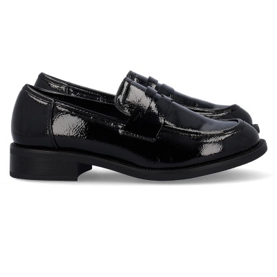 Sapatos mocassim pretos em verniz com sola baixa