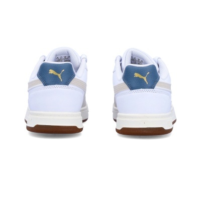 Vista traseira de ténis brancos Puma com detalhe azul e logótipo amarelo