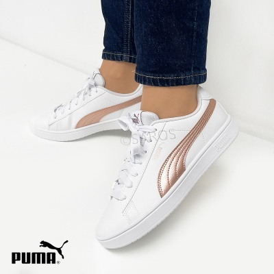 Ténis PUMA brancos com detalhe rosa metalizado em fundo branco