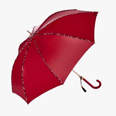Guarda-chuva vermelho com cabo curvado e bordas quadriculadas
