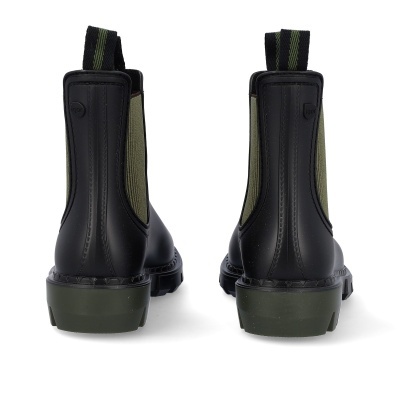 Botas pretas com sola verde e laterais verdes vista de trás