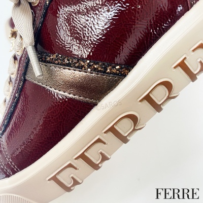 Sapatilha vermelha de verniz com sola branca e marca FERRE
