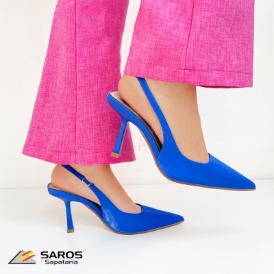 sapatos de salto alto azuis com calças cor-de-rosa