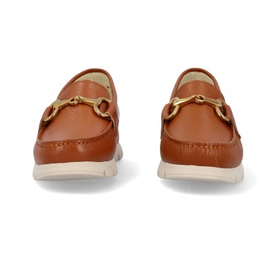 Sapatos mocassim castanhos com fivela dourada e sola branca