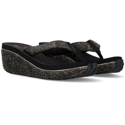 Sandálias de cunha pretas e douradas com tiras texturizadas.