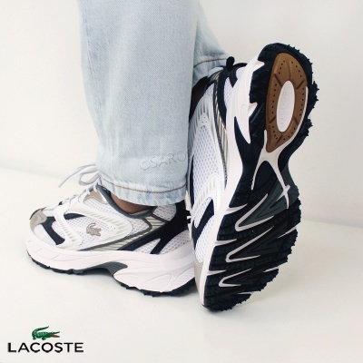 Ténis desportivos Lacoste em branco, cinzento e preto com sola antiderrapante e logótipo do crocodilo