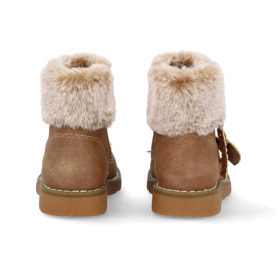 Botas castanhas com gola de pelúcia bege vistas de trás