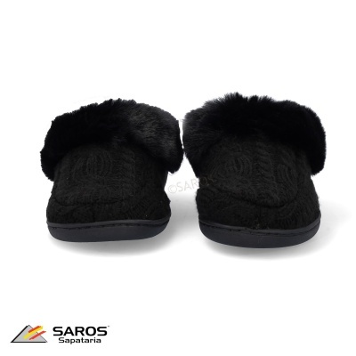 Chinelos pretos com detalhe de pelo