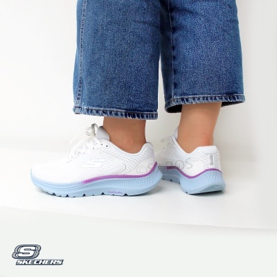 Ténis Skechers brancos com detalhes roxos e solado azul claro