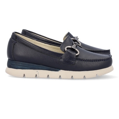 Mocassins azuis escuros em pele com detalhe metálico prateado