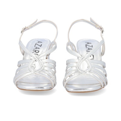 Sandálias prateadas com tiras entrelaçadas e fecho de fivela