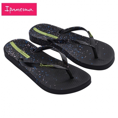 Chinelos Ipanema pretos com manchas azuis e brancas e texto amarelo