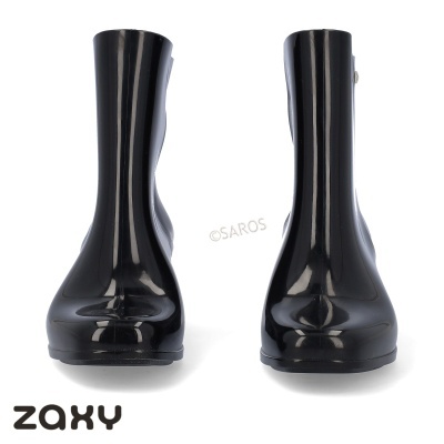 Par de botas de chuva pretas brilhantes