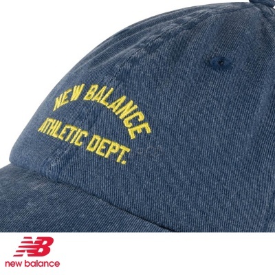 Chapéu azul escuro com bordados amarelos e logo New Balance vermelho