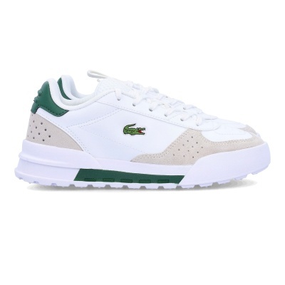 ténis branco com detalhes verdes e bege e logo de crocodilo bordado