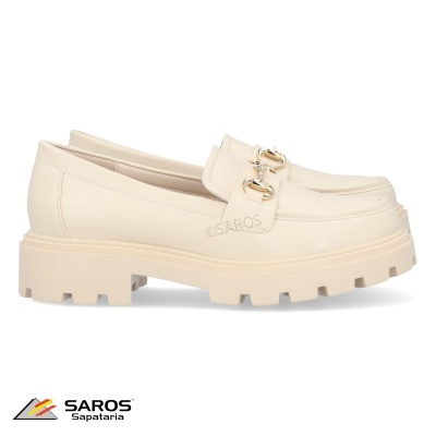 Sapatos loafers bege claro com sola grossa e detalhe metálico dourado