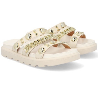 Sandálias bege com tachas e corrente dourada