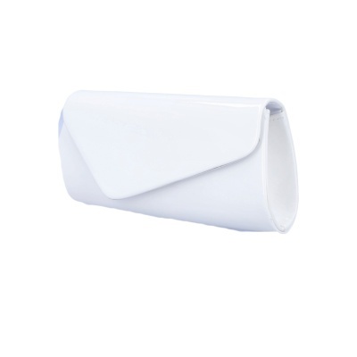 Clutch branco com fecho triangular em fundo branco