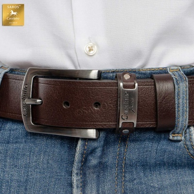 Cinto de couro castanho com fivela prateada usado com jeans azuis e camisa branca