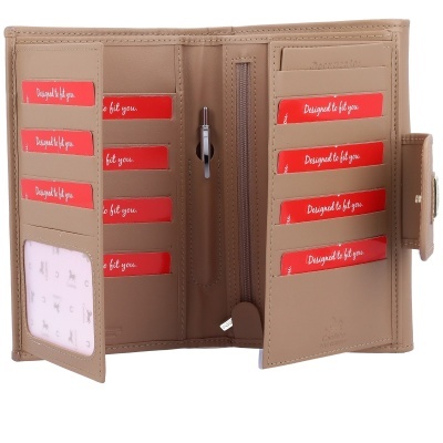 Carteira feminina bege com vários compartimentos e cartões vermelhos com texto