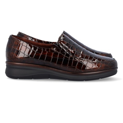 Sapatos mocassins castanhos com padrão de pele de crocodilo brilhoso