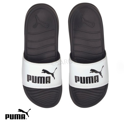 Chinelos Puma pretos com tiras brancas e logo preto