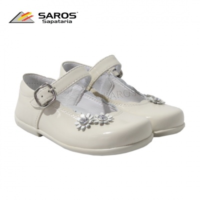 Sapatos infantis bege claro com fecho de fivela e flores decorativas