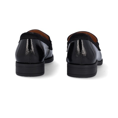 Sapatos mocassim pretos brilhantes de trás