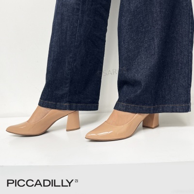 Sapatos de salto médio bege brilhantes com calças de ganga