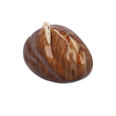 Mala de mão castanha marmoreada com fecho dourado isolada em fundo branco
